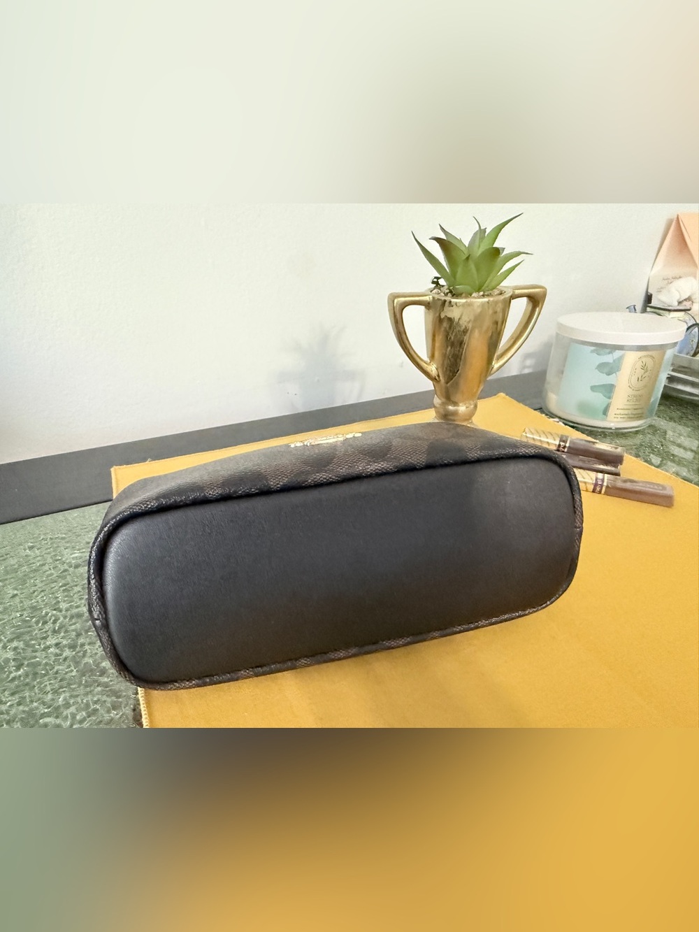 Black Kisslock Crossbody - Picture 11 of 16